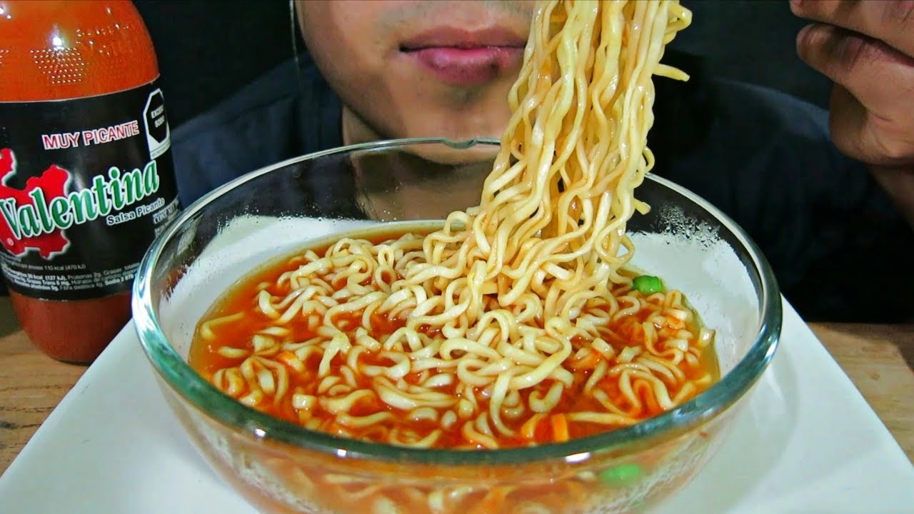 ASMR COMIENDO MARUCHAN HABANERO CON SALSA VALENTINA NEGRA