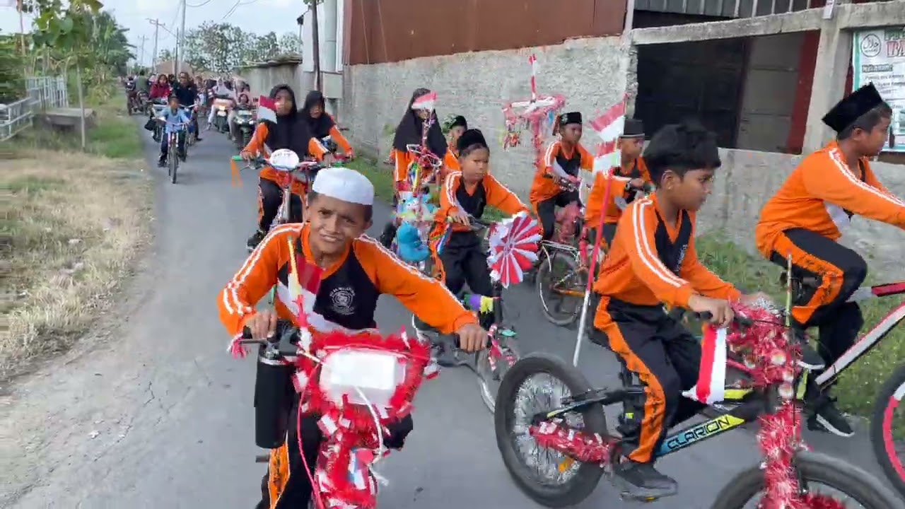 Meriahnya Karnaval sepeda hias 