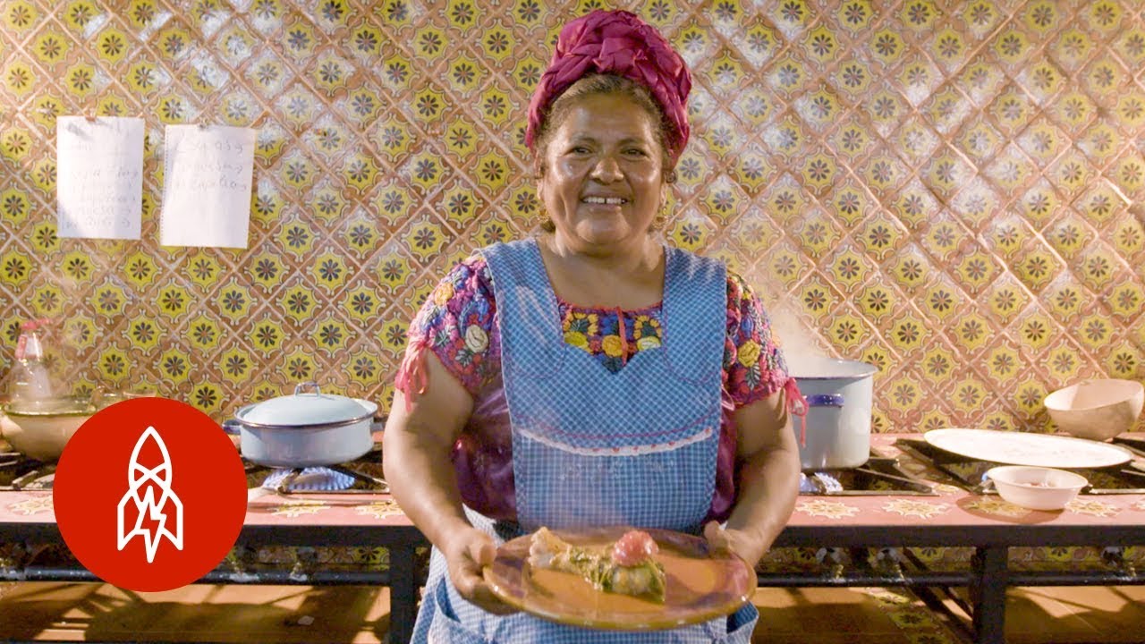 La mujer que prepara comida prehispánica
