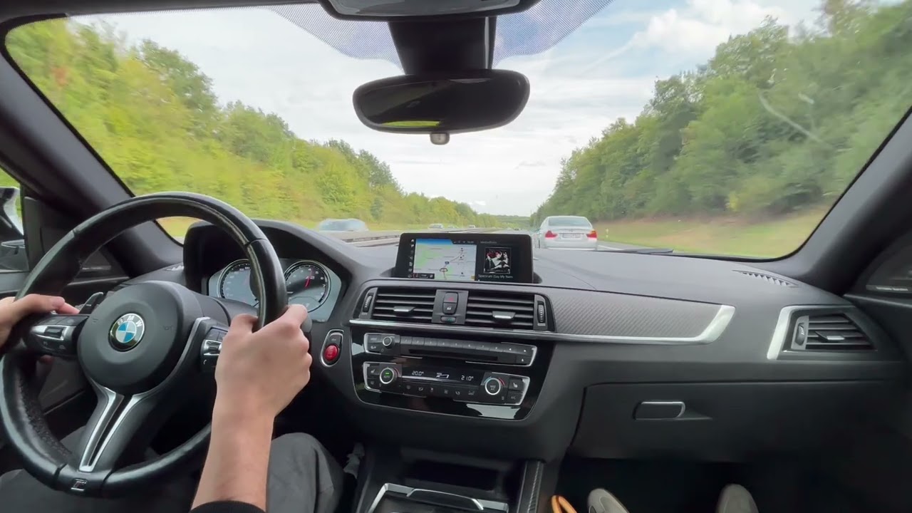 BMW M2 Competition F87 POV Drive auf Autobahn und durch die Stadt