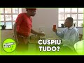 TONINHO TORNADO PREPARA SUCO DE FRUTAS VERMELHAS ESPECIAL PARA A CLIENTELA