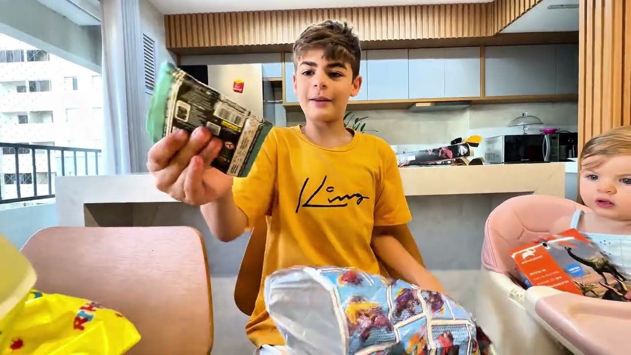 ABRINDO PRESENTES QUE ELE GANHOU NA FESTA DE 1O ANOS