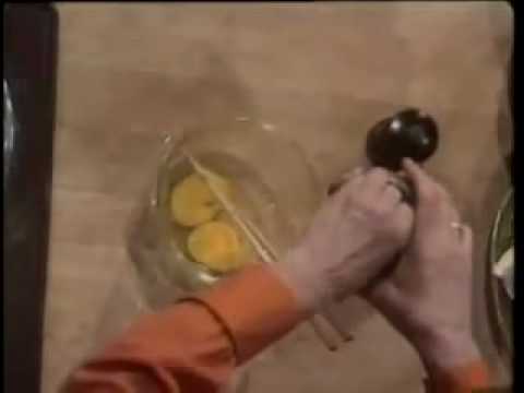 Julia Child making omelette--Chinese Subtitle