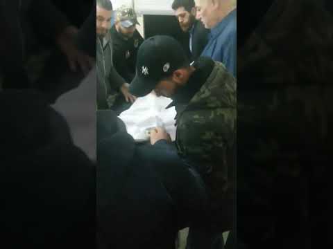 نقل جثمان الشهيد الأسير سامي أبو دياك إلى والدته لإلقاء نظرة الوداع الأخير عليه قبل دفنه في الأردن