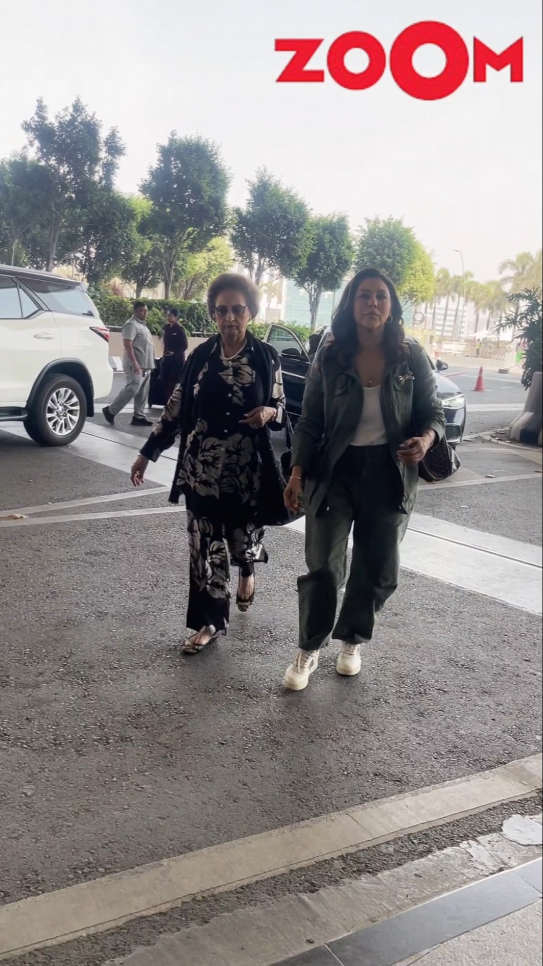 SRK's wife Gauri Khan IGNORES the paps' requests as she RUSHES into the airport #gaurikhan #shorts