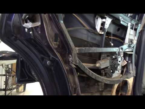 Как разобрать заднюю дверь АУДИ А4. Сложное превращаю в простое.