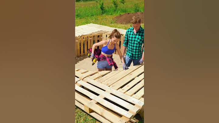 DAS PAAR, DAS SICH AN 1 TAG EINEN POOL IN DEN GARTEN BAUT 🤿 GÜNSTIGER BADESPAß AUS PALETTEN #Shorts