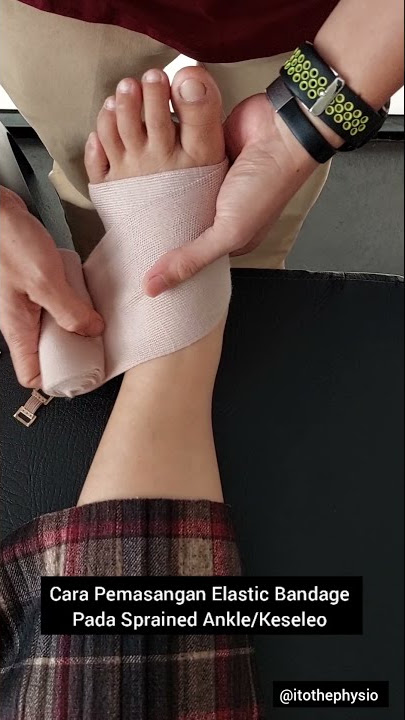 Pertolongan pertama keseleo. C : Compression, dengan elastic bandage.
