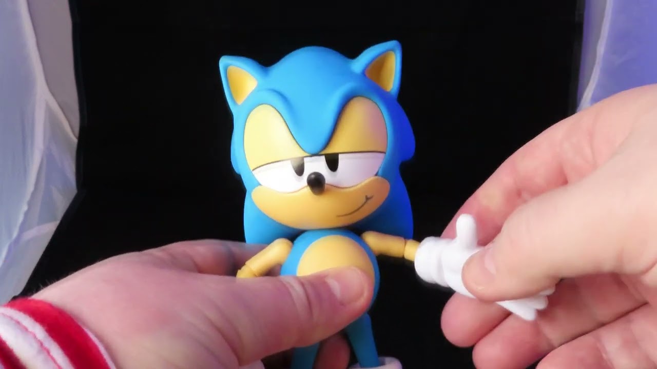 SONIC THE HEDGEHOG 30th Anniversary Collector's Figure!