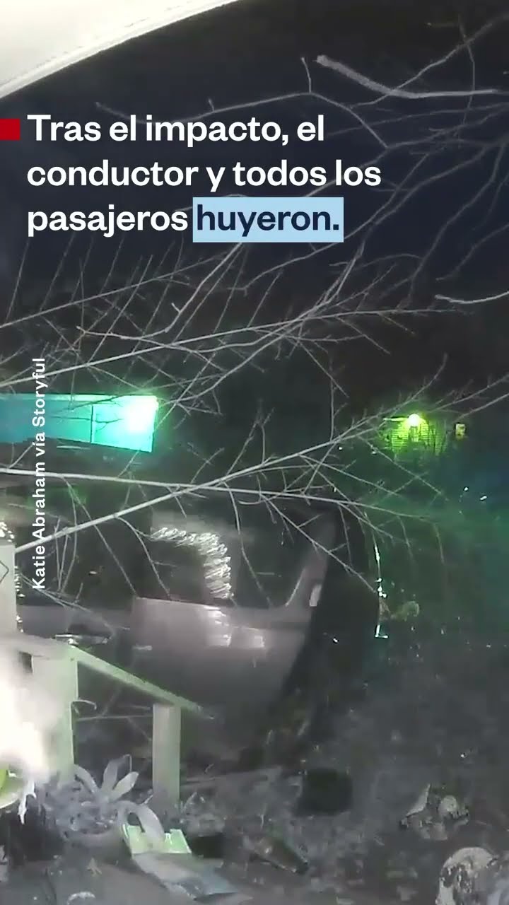 Mujer se salva de ser arrollada por un auto que impacto su casa | Noticias Telemundo