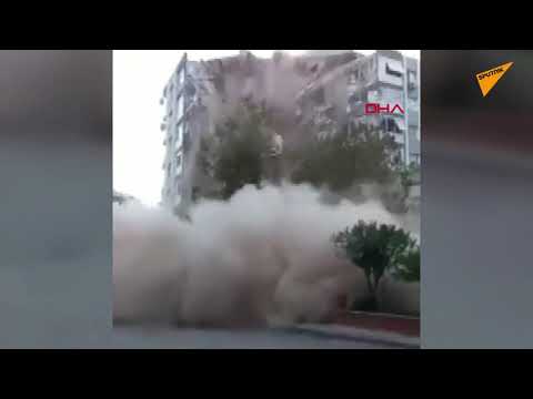 İzmir'de depremin ardından bir binanın yıkılma anı kameraya yansıdı