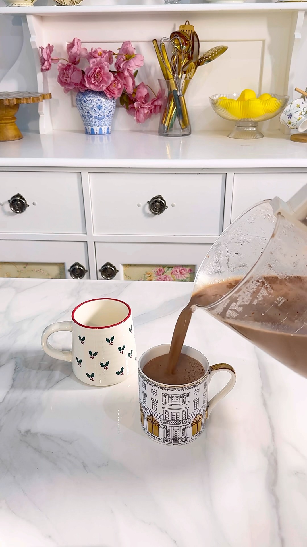 كل سنة بالشتا لازم أنزللكم وصفة هوت شوكليت جديدة وهالوصفة متأكدة رح تحبوها بهالاجواء❄️ #chocolate