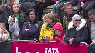 Crowds cheers on London Marathon runners