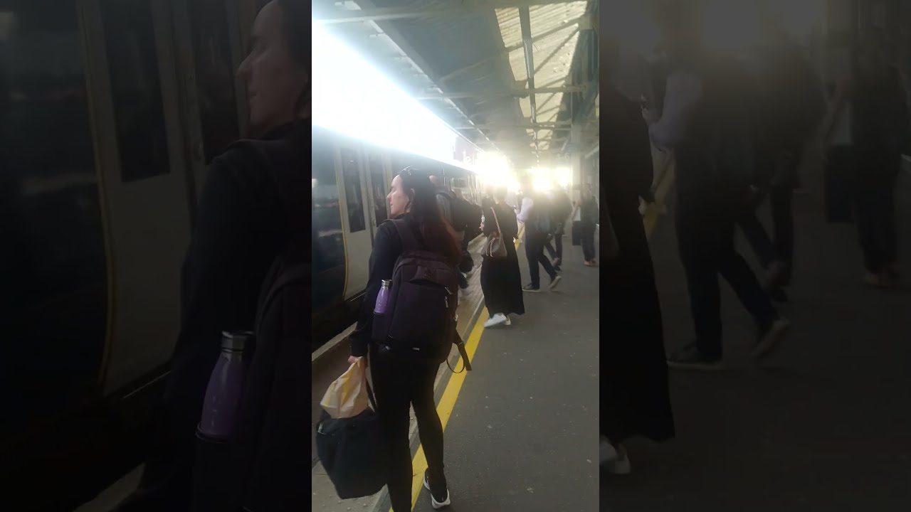  LIVE CLASS 450 GREAT BRITISH RAILWAYS ARRIVAL AT WOKING STATION WEATHER UK2025