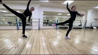 Камила Валиева и Софья Акатьева танцуют.  Kamila Valieva and Sofya Akatieva are dancing.