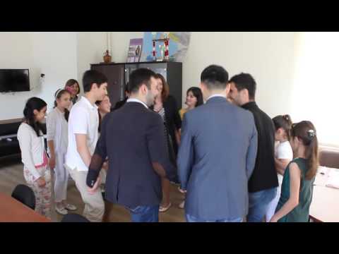 Ученики армянской воскресной школы танцуют кочари
