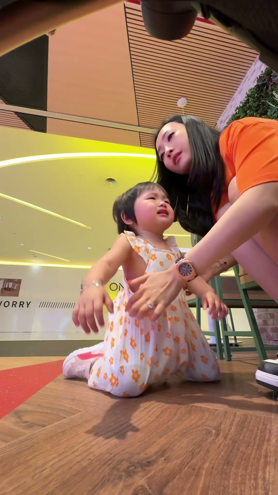 Biarkan anakmu ber ekspresi..ini pengalaman pertamaku..karna Clayton belum pernah tantrum di mall