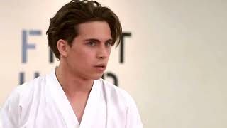 Cobra Kai Temporada 4 Clip | Robby golpea a todos los Cobras