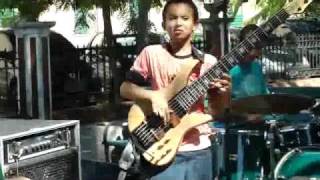 11 Year old bass player throwing down the FUNK in a concert in the park chords