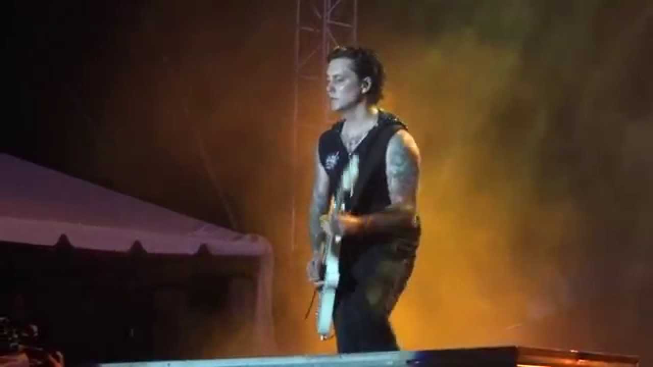 Avenged Sevenfold Almost Easy - live Rock USA 07 / 17 / 2015 Oshkosh