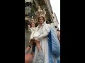 La statua della madonna prende vita durante una processione