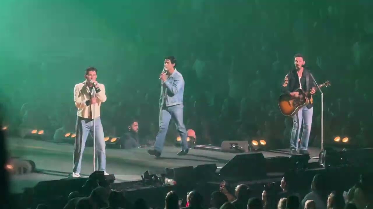 Jonas Brothers - Mirror to the Sky (live in Omaha, Nebraska) (October 6th) 