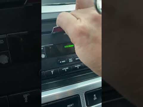 Video: Jak vysunete CD z CD přehrávače Ford?