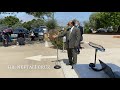 Reunidos en el parqueo de la iglesia...
