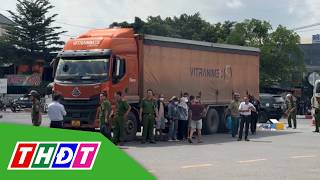 Xe tải va chạm xe máy, 3 người chết, 1 em bé sống sót | THDT