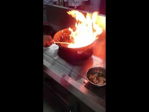 Kỹ thuật sử lý sự cố cháy khi nấu ăn | Mua đặc sản 3 miền