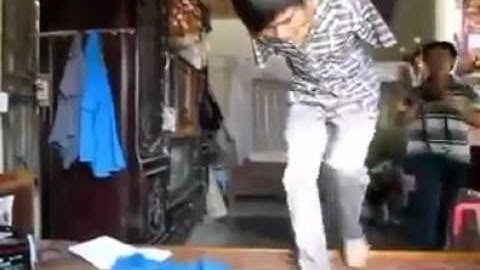 Nghị Lực Phi Thường Của Chàng Trai Không Có Tay