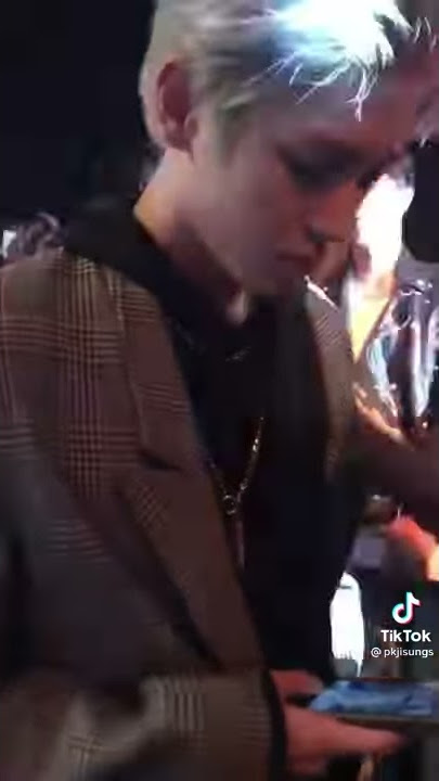 taeyong checking a girl out...