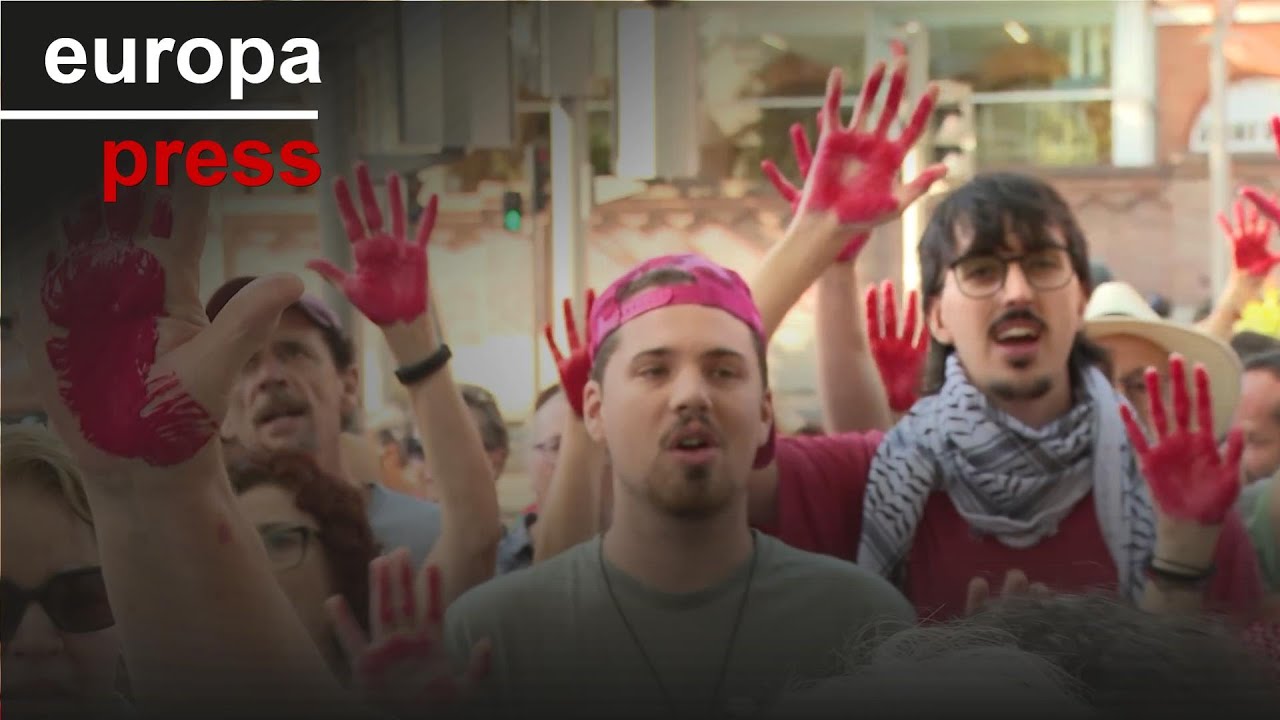 Manifestantes se concentran frente a la Embajada de Israel en Madrid: 