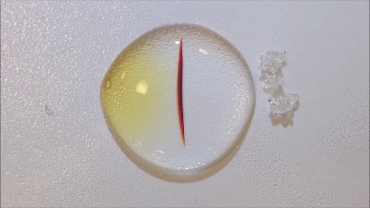 Jern(III)nitrat og kaliumtiocyanat i en dråpe vann. 