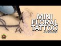 Mini tatouage floral en gros plan