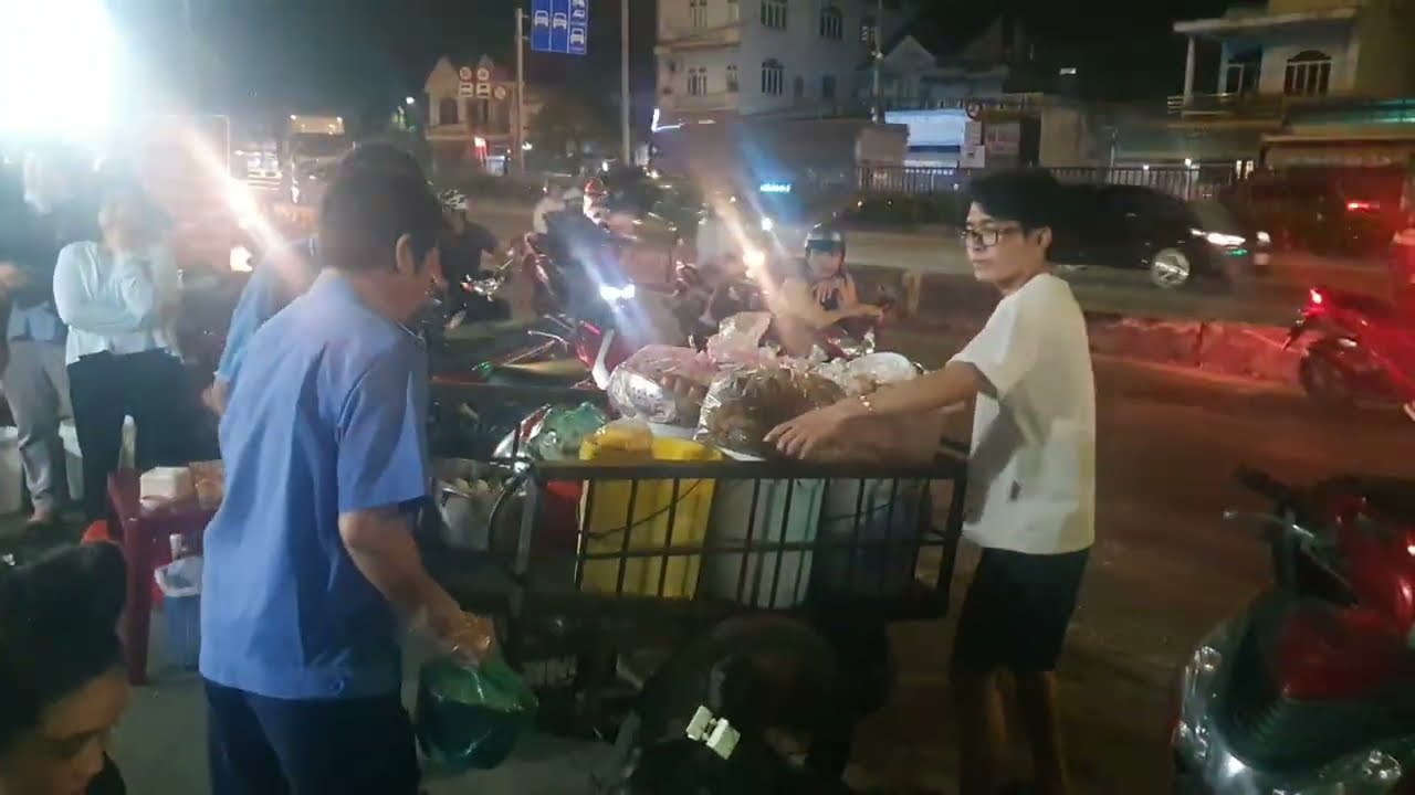 Bánh Ướt đèn dầu ở Hóc Môn, khách đợi nhưng 19h45 mới bán