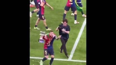 Barcelona players celebrate the super cup, Iñigo shows the trophy to the Real Madrid fans