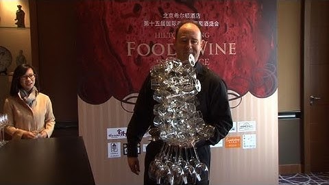 Insolite: 51 verres à vin dans une seule main