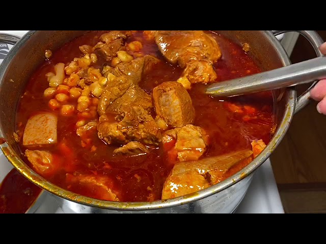 Im Video ansehen — Traditioneller Pozole Rojo