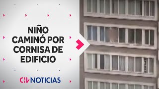 IMPACTANTES IMÁGENES: Niño caminó desnudo en cornisa a 17 pisos de altura, en edificio de Santiago