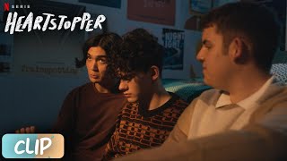 Heartstopper | ¿Nick Es Hetero? ( Clip Latino / Temporada 1 ) Netflix