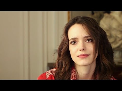 Video: Stacy Martin Nettowaarde: Wiki, Getroud, Familie, Trou, Salaris, Broers en susters