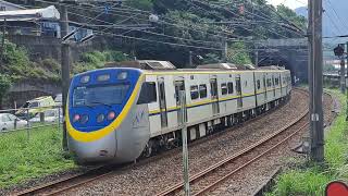4148次北湖發車經由宜蘭線開往蘇澳的EMU801車王+EMU802微笑號區間車,7523次E304單電頭+數節石渣斗車貨列