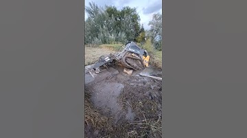 Poor Deere stuck in a swamp! #offroad #offroadrecovery