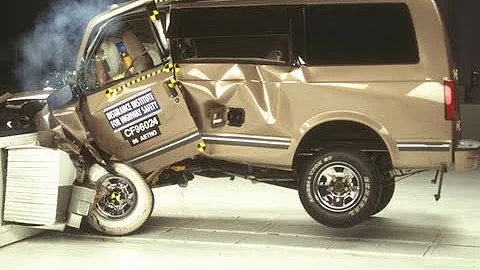 1996 Chevrolet Astro moderate overlap IIHS crash test