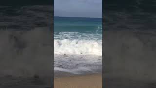Волны на пляже Клеопатра в Алании