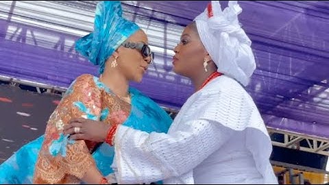 How Ooni of Ife’ Wives Greet Each Other: Dr.Opeoluwa Akinmuda &Olori Ashley Dazzle at Olojo Festival