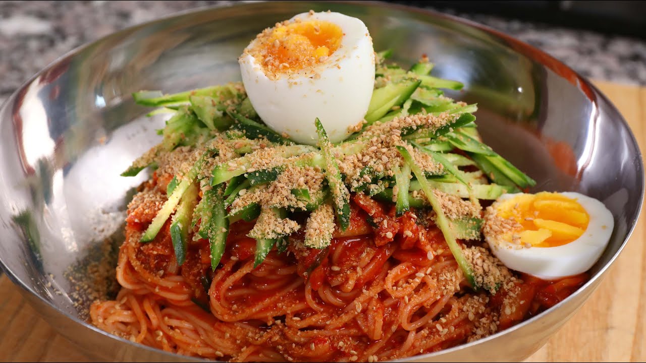 Bibim-guksu (Spicy mixed noodles:)
