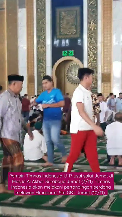 Pemain Timnas Jumatan di Masjid Al Akbar Surabaya