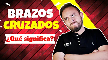 ¿Qué significa que una mujer cruce los brazos mientras habla contigo?